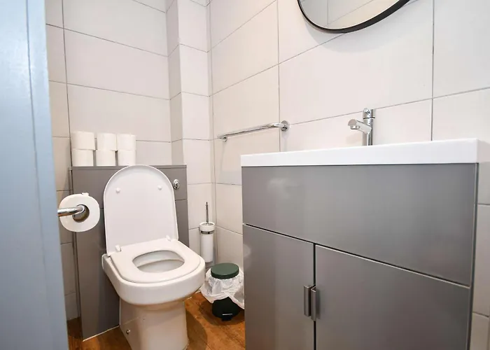 Convenient 2bed Flat W Security *