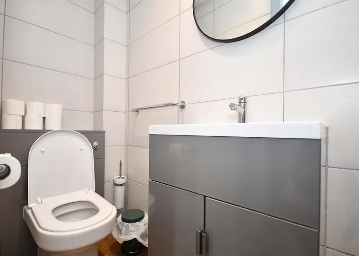 Convenient 2bed Flat W Security Manchester