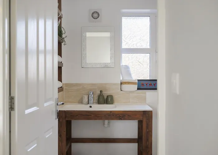 Spacious 3 Bed - Parking, Wi-fi & Garden Manchester