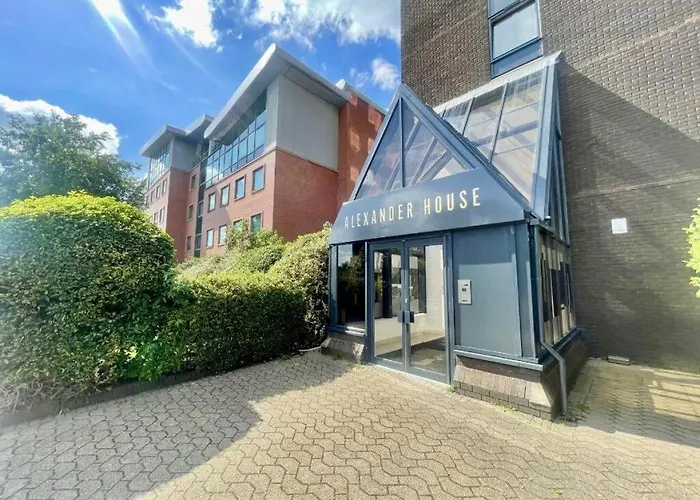 Modern 2-bed, 2-bath Near Old Trafford, Free Parking, Ideal For Contractors And Long *