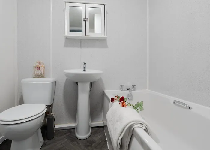 公寓 4 Mins From Stadium - Sleeps 7 - Near - Driveway Parking 曼彻斯特