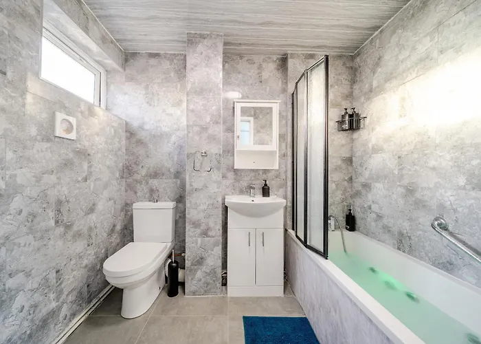 Daire Stylish Urban Escape With Free Parking In *