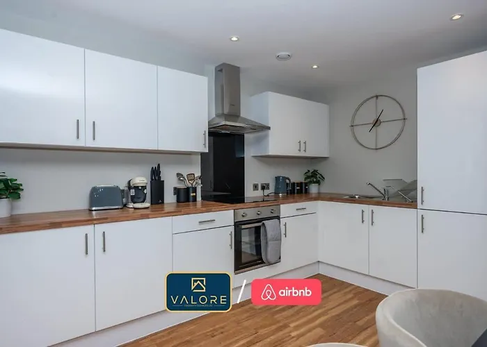 Luxury Waterfront 2br - Free Gym Access & Parking