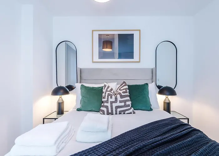 Modern 2br W Secure Parking Salford *