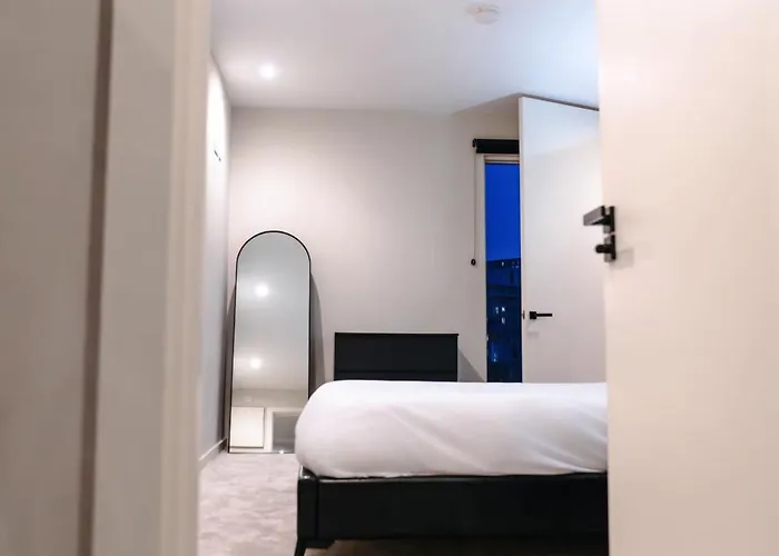 Stylish 2bed Balcony & View Centre *