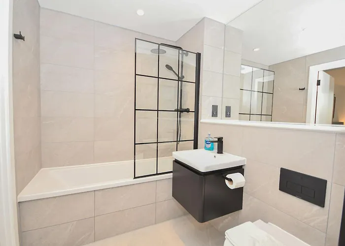 Contemporary Flat In W Balcony Διαμέρισμα