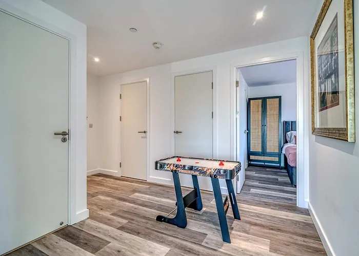 Lägenhet 2-br Flat - & Town Centre View -1 Minute To Train & Tram Station - Sleeps 5 *