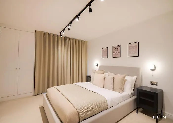 Axis At The Heim Apartman *