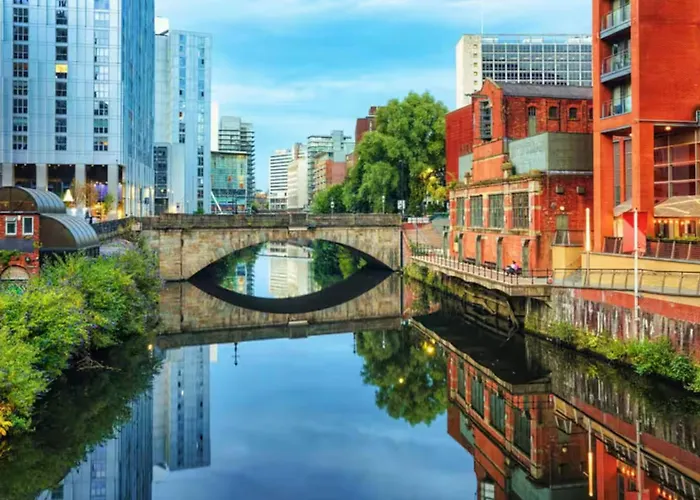 Six Bedroom Group Near Mediacityuk With Garden And Lockbox Check In