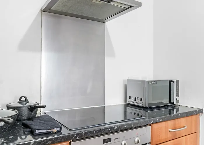 Center Base Spacious With Secure Parking *