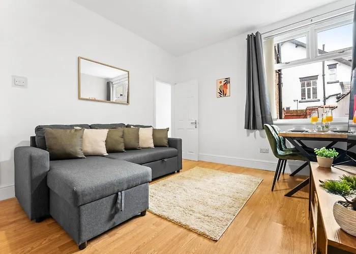 Comfortable 4 Bed - Free Parking & Fast Wifi