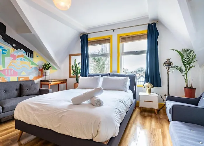 Vibrant 3 Bedroom Art Duplex Spacious&unique