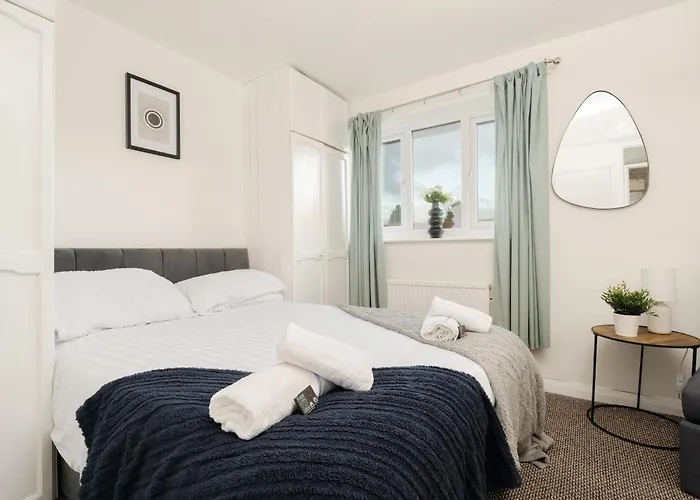 4 Mins From Stadium - Sleeps 7 - Near - Driveway Parking *