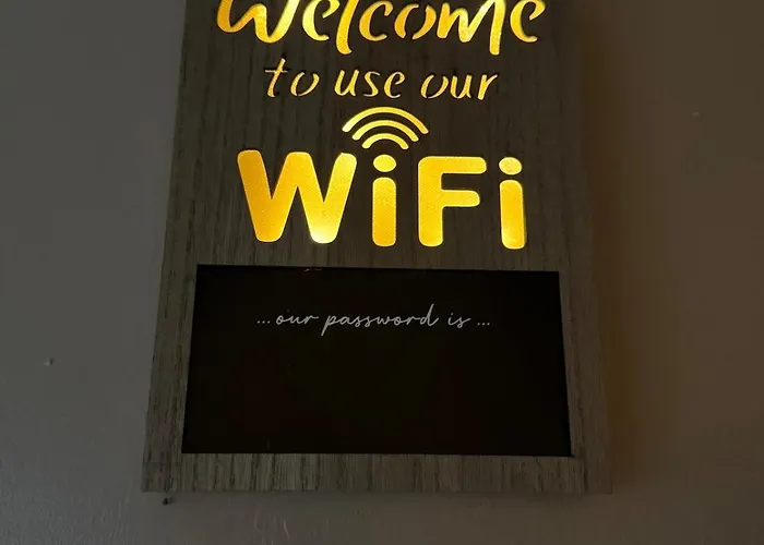 Luxury 2-bed Apartment,office With Built-in Tv King Bed, Private Entrance And Free Parking Apartment *