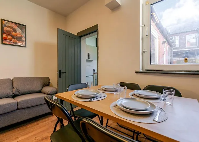 Tallis House, Near Centre, Sleeps 8 By Nmb