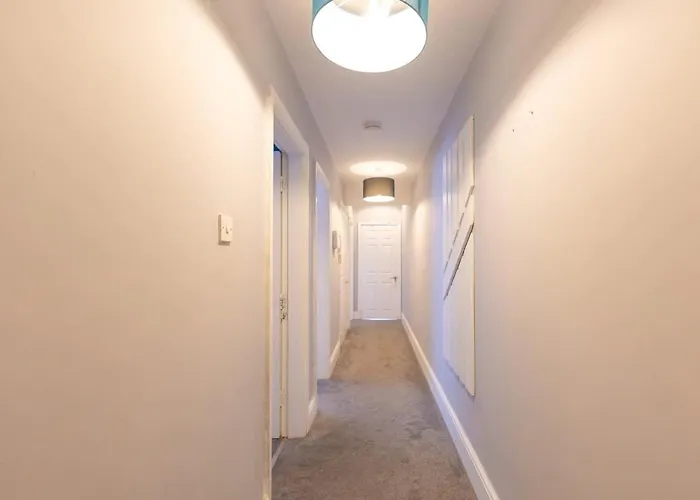 Charming 2-bed In M16 Apartment