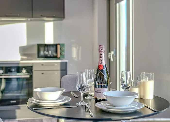 2-br Flat - & Town Centre View -1 Minute To Train & Tram Station - Sleeps 5 Lägenhet Manchester