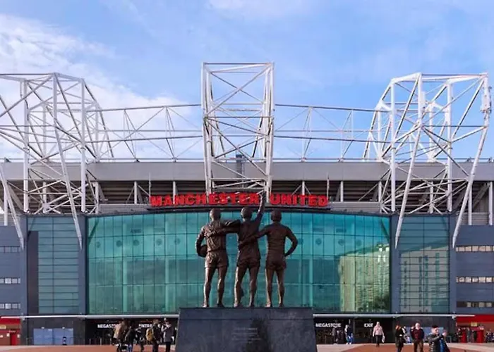 Гостевой дом Six Bedroom Group Near Mediacityuk With Garden And Lockbox Check In