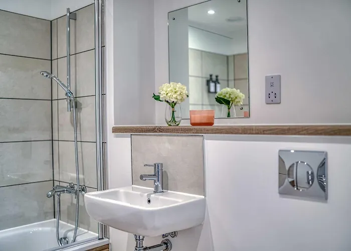 2-br Flat - & Town Centre View -1 Minute To Train & Tram Station - Sleeps 5 曼彻斯特