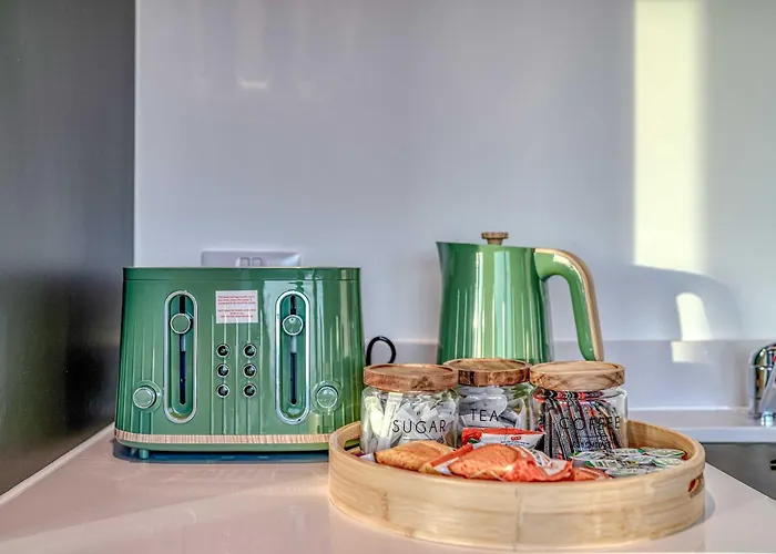 公寓 2-br Flat - & Town Centre View -1 Minute To Train & Tram Station - Sleeps 5