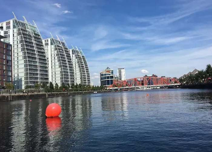 Гостевой дом Six Bedroom Group Near Mediacityuk With Garden And Lockbox Check In