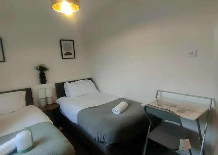 4 Mins From Stadium - Sleeps 7 - Near - Driveway Parking * 曼彻斯特