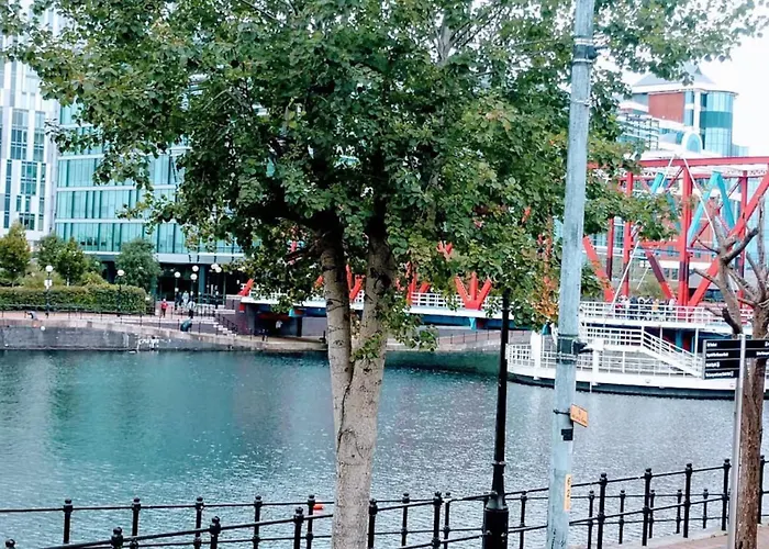 Гостевой дом Six Bedroom Group Near Mediacityuk With Garden And Lockbox Check In 3*