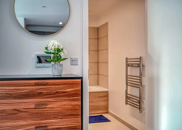 2-br Flat - & Town Centre View -1 Minute To Train & Tram Station - Sleeps 5 *