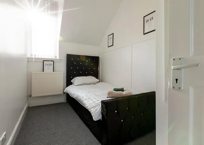 Apartamento Free Parking, Large House For Contractors & Families, Sleeps 6, 15mins To Centre