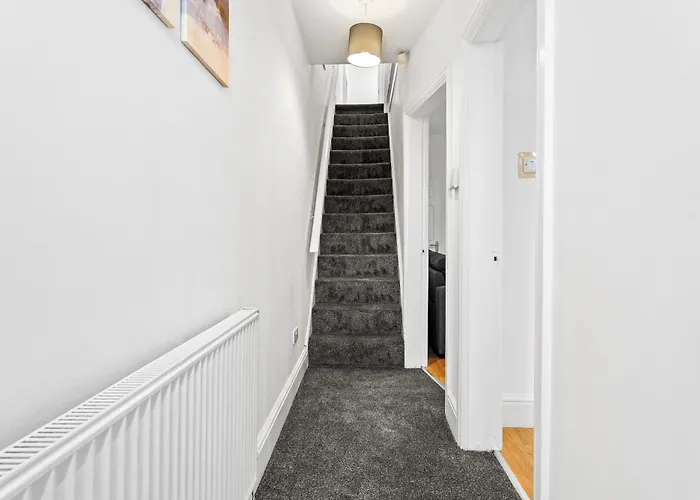 Comfortable 4 Bed - Free Parking & Fast Wifi *