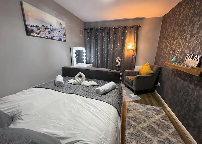 Apartment Luxury 2-bed Apartment,office With Built-in Tv King Bed, Private Entrance And Free Parking *