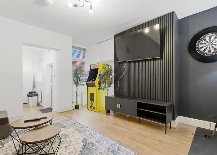 Spacious 4 Bedroom House With Pacman,darts, Netflix By Vista Short Lets Apartamento Mánchester