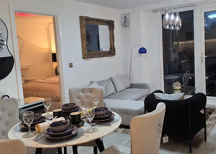 Mega12 Luxury Modern At Centre,2 Bath, 2 Toilets, 2 King Beds,-free Car Park