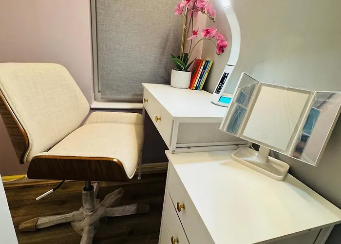 Luxury 2-bed Apartment,office With Built-in Tv King Bed, Private Entrance And Free Parking Apartment *