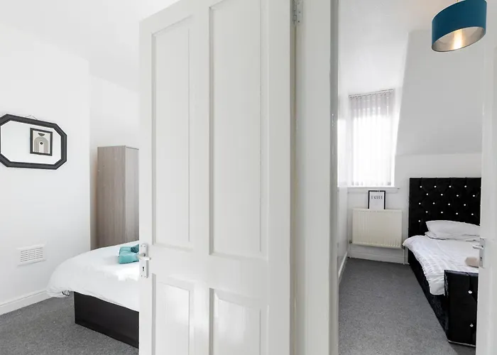 Apartamento Free Parking, Large House For Contractors & Families, Sleeps 6, 15mins To Centre