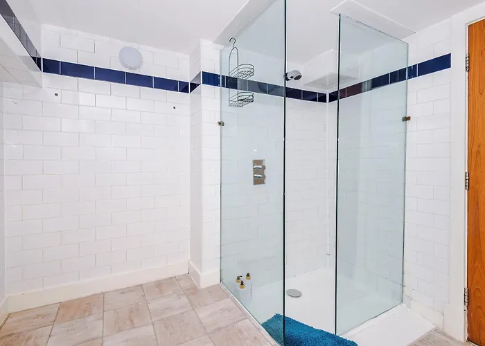 Apartman Modern 2br Flat For 4 Full Kitchen *