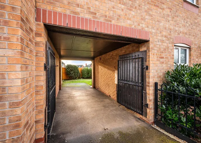 Spacious 3 Bed - Parking, Wi-fi & Garden