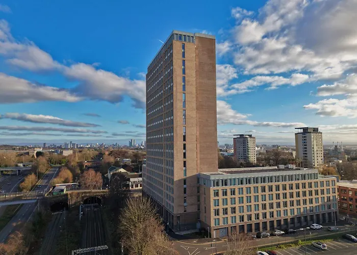 Lägenhet 2-br Flat - & Town Centre View -1 Minute To Train & Tram Station - Sleeps 5