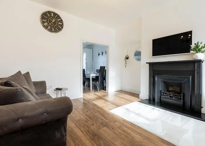 Free Parking, Large House For Contractors & Families, Sleeps 6, 15mins To Centre Apartamento