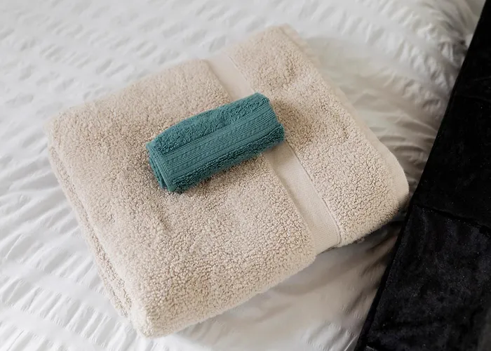 Free Parking, Large House For Contractors & Families, Sleeps 6, 15mins To Centre