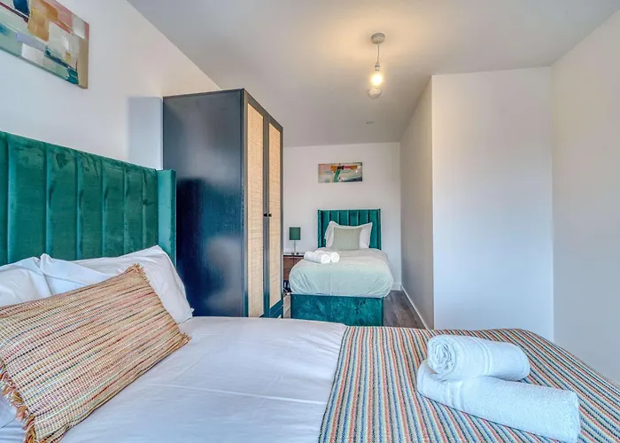 Lägenhet 2-br Near Salford Royal - & Town Centre View - 1 Minute To Train & Tram Station - Sleeps 6