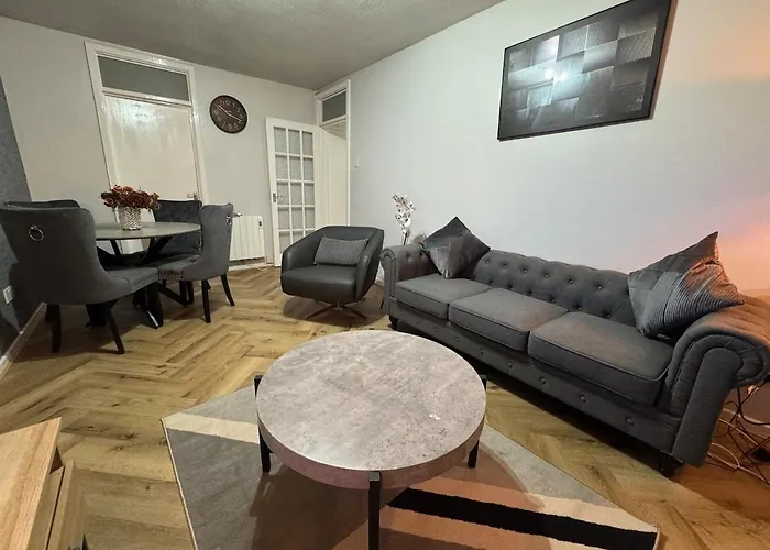 Apartment Luxury 2-bed Apartment,office With Built-in Tv King Bed, Private Entrance And Free Parking