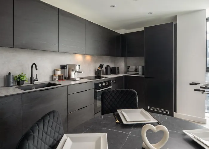 2 Bedroom - Old Trafford - Balcony - Free Parking