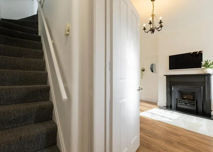 Apartamento Free Parking, Large House For Contractors & Families, Sleeps 6, 15mins To Centre Mánchester