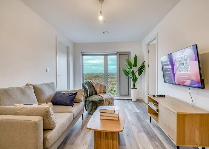 Apartment 2-br Near Salford Royal - & Town Centre View - 1 Minute To Train & Tram Station - Sleeps 6 Manchester