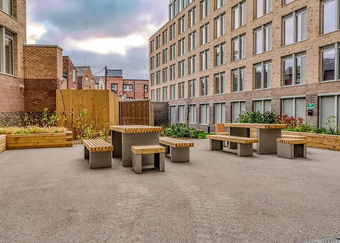 2-br Near Salford Royal - & Town Centre View - 1 Minute To Train & Tram Station - Sleeps 6 Manchester