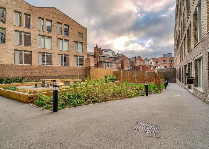 Lägenhet 2-br Near Salford Royal - & Town Centre View - 1 Minute To Train & Tram Station - Sleeps 6 *