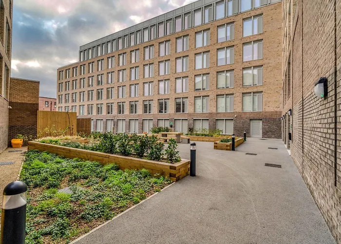 2-br Near Salford Royal - & Town Centre View - 1 Minute To Train & Tram Station - Sleeps 6 *