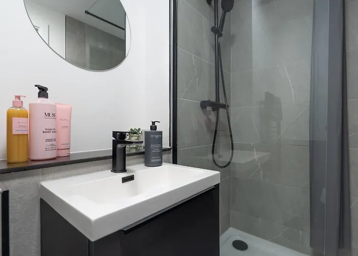 2 Bedroom - Old Trafford - Balcony - Free Parking شقة *