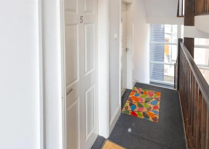Daire Charming 2-bed In M16